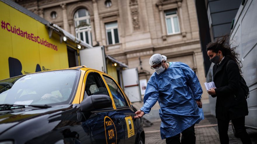 Una mujer fue registrada antes de subirse a un taxi utilizado para el traslado de pacientes con covid-19, en Buenos Aires (Argentina). EFE/Juan Ignacio Roncoroni