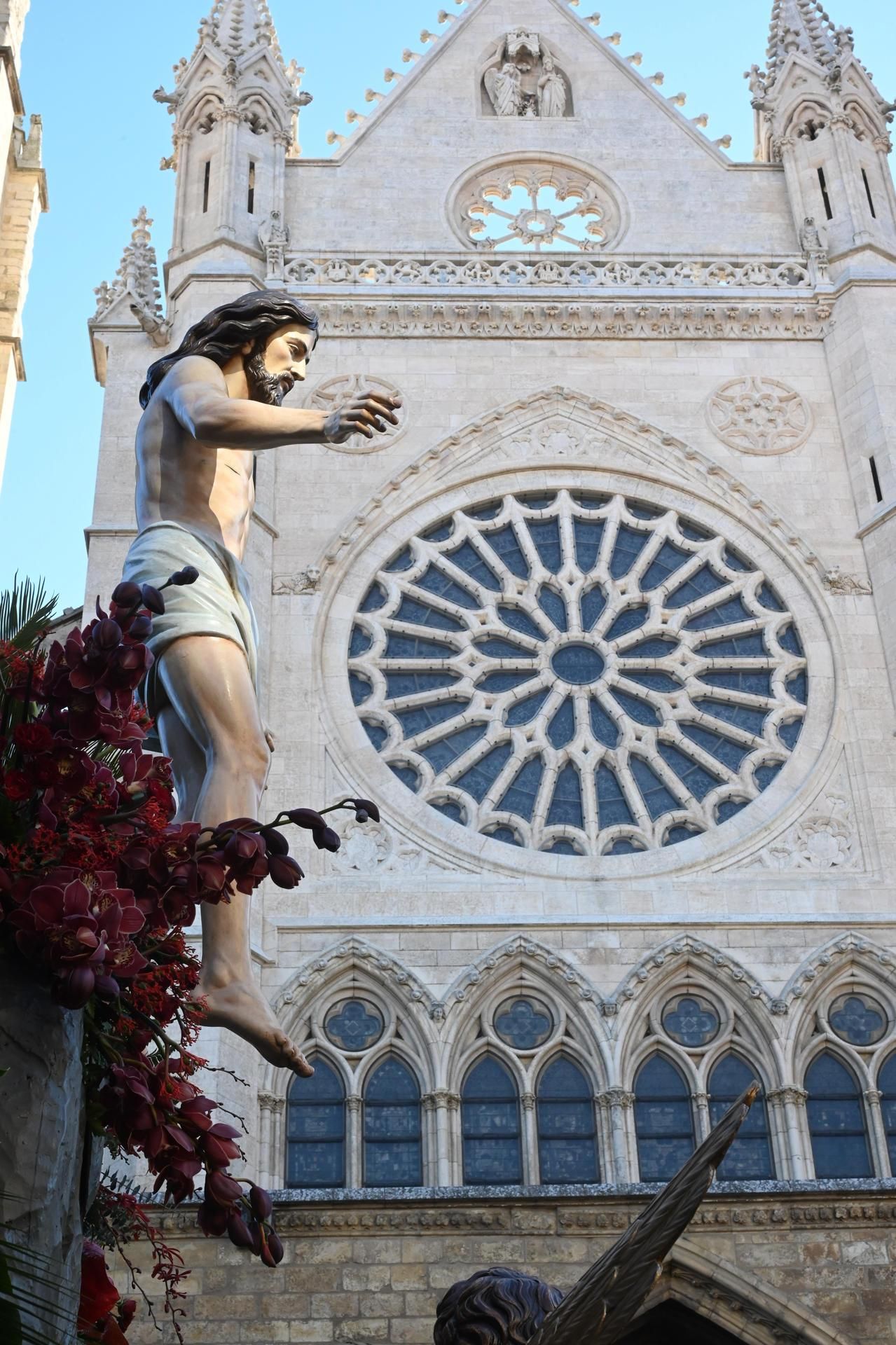 Procesión de 'El Encuentro' entre el Cristo Resucitado y la Virgen este Domingo de Resurrección, en León. EFE/ J. Casares