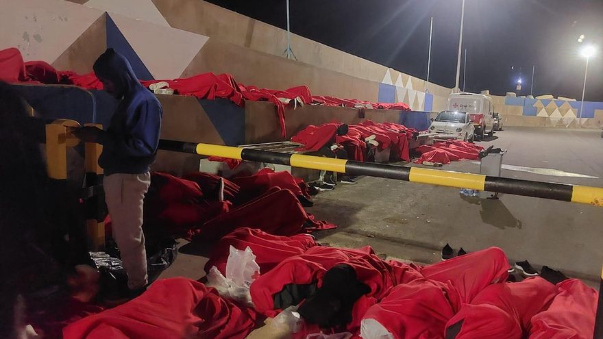 Más de 100 personas migrantes pasan la noche al raso en Fuerteventura tras llegar en patera