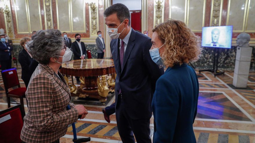El presidente del Gobierno, Pedro Sánchez, y la presidenta de la Cámara Baja, Meritxell Batet, conversa con María José Navarro Azaña, sobrina nieta de Manuel Azaña, durante el homenaje. EFE/Emilio Naranjo