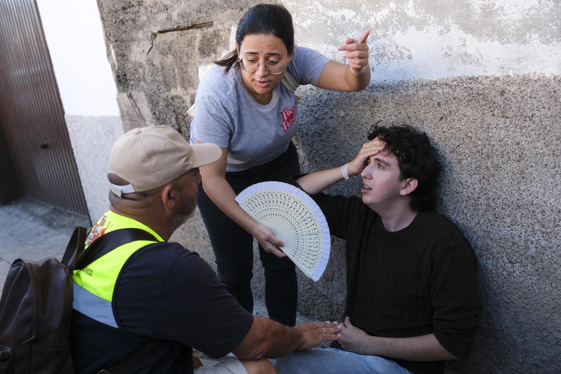 Servicios de emergencias, atendiendo ataques de ansiedad ficticios durante el simulacro de erupción en Tenerife.