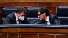 El portavoz del PNV, Aitor Esteban, conversa con el ministro de Sanidad, Salvador Illa, durante el del pleno del Congreso que debate este miércoles la quinta prórroga del estado de alarma