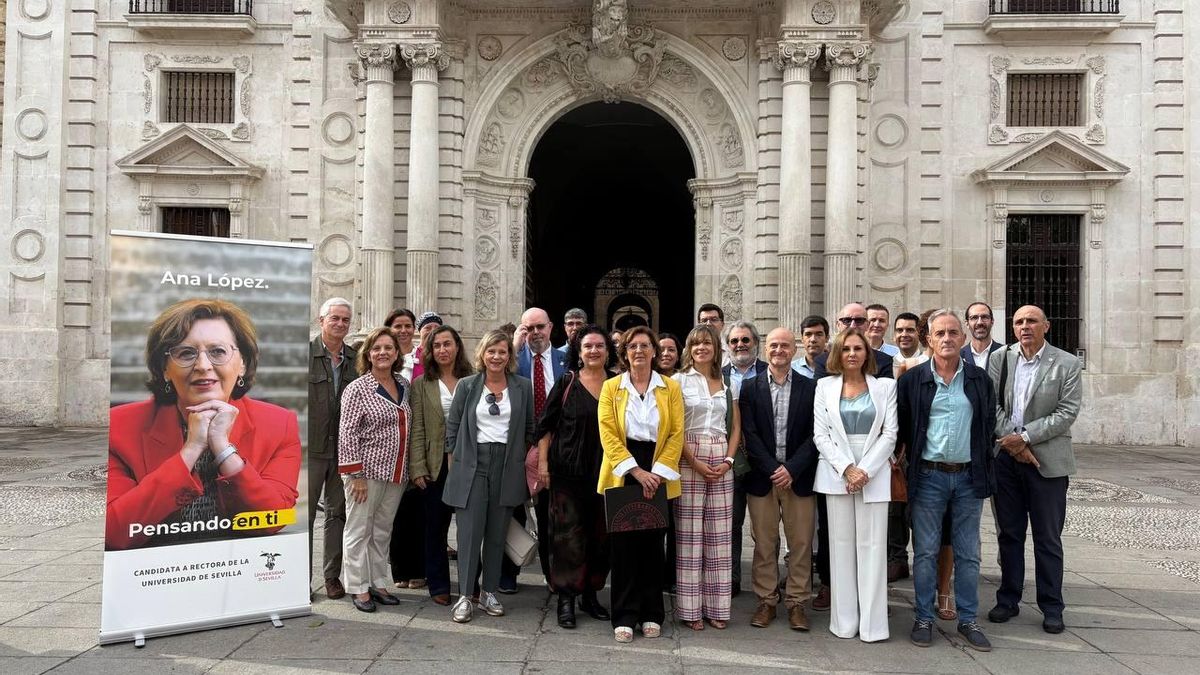 Ana López, arropada con su equipo, en la presentación oficial de su candidatura a rectora de la Universidad de Sevilla