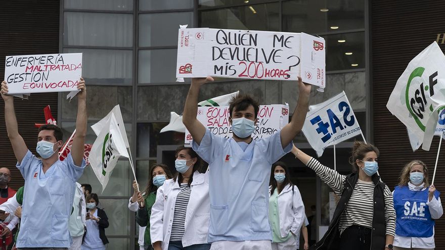 Los sanitarios se quejan en Valdecilla de las horas extra que trabajan durante esta pandemia.