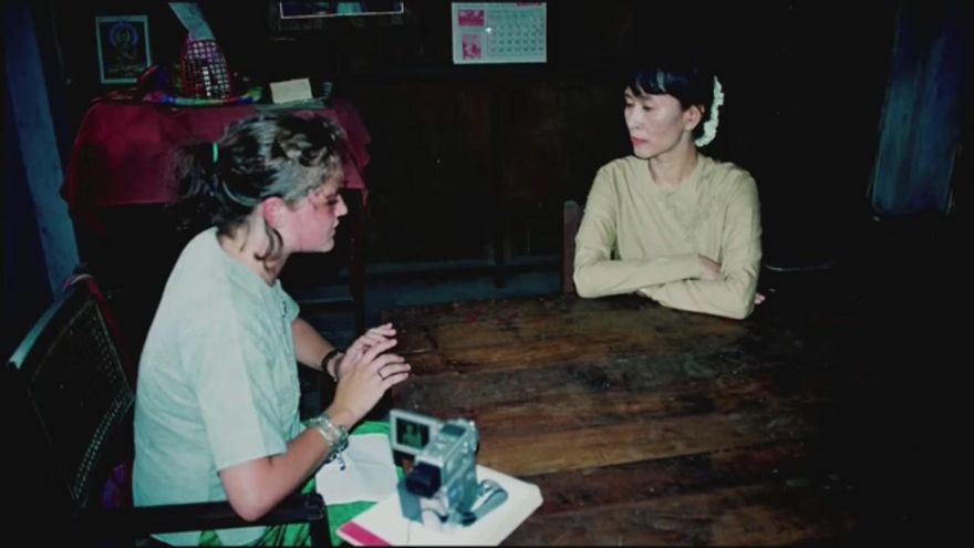 Amaryllis Fox con la activista birmana Aung San Suu Kyi