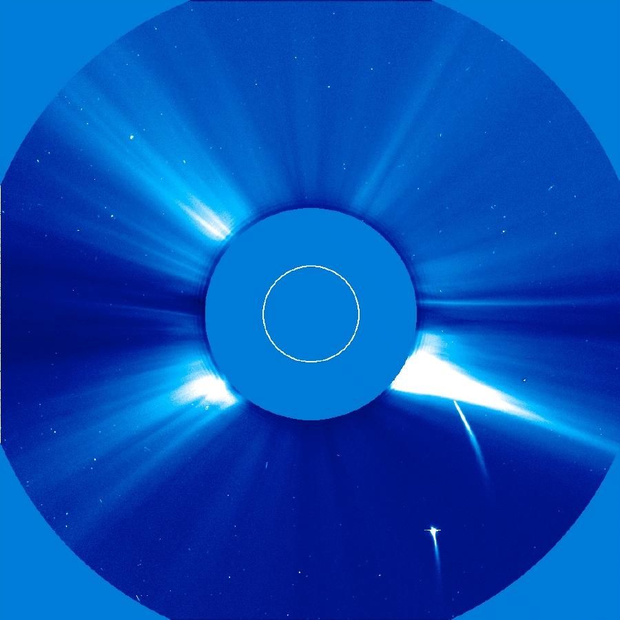 Imagen del Sol obtenida con coronógrafo por el satélite SOHO. Se pueden observar dos cometas que se acercan al Sol, además de las intensas emisiones de la atmósfera solar.