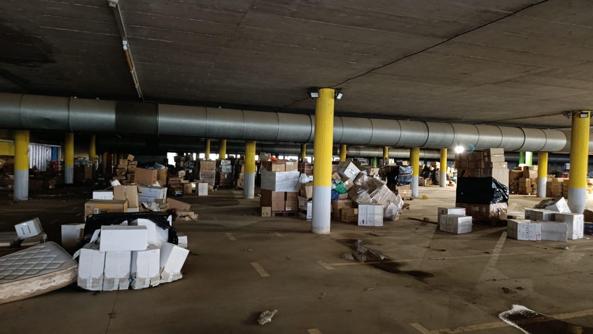 Material donado para los afectados de la dana almacenado en el párquing de Torrent.