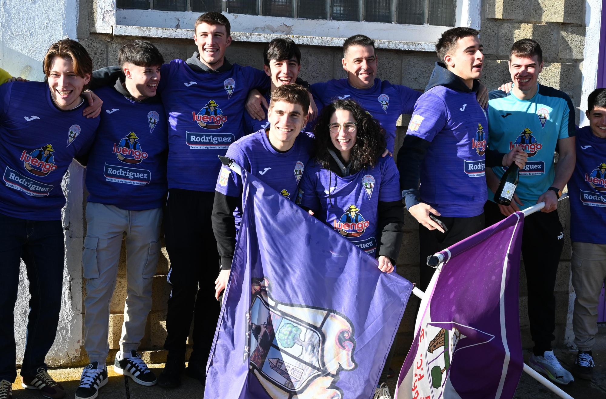 Agraciados del equipo La Bañeza Fútbol Club celebran el Gordo del Sorteo de Navidad.
