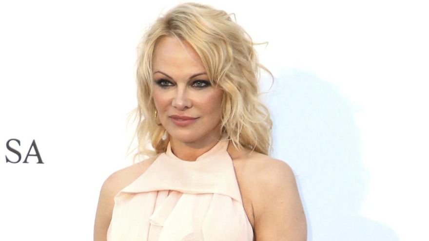 Pamela Anderson responde a la serie 'Pam y Tommy' tras desaprobarla, con su propio documental en Netflix