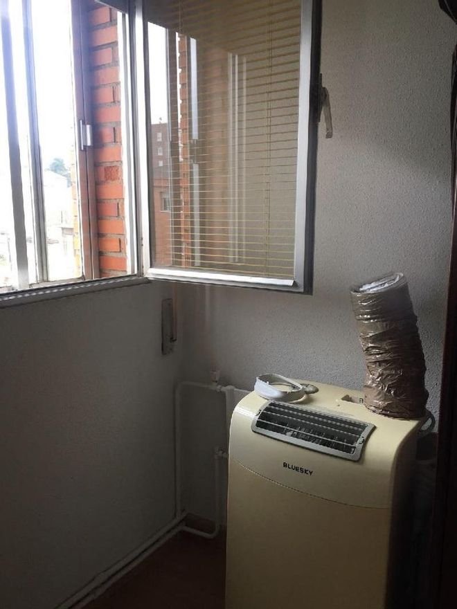 Ventana de la oficina del trabajador fallecido, abierta al colindante taller de reparaciones. La imagen fue tomada un mes después de su fallecimiento.