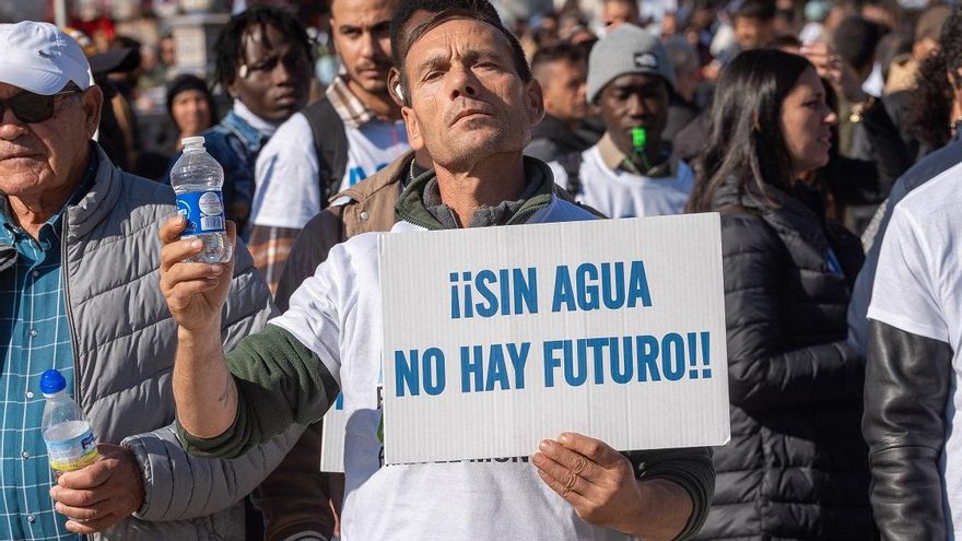 El campo se para en Huelva para exigir inversiones hidráulicas: "Sin agua no hay futuro"