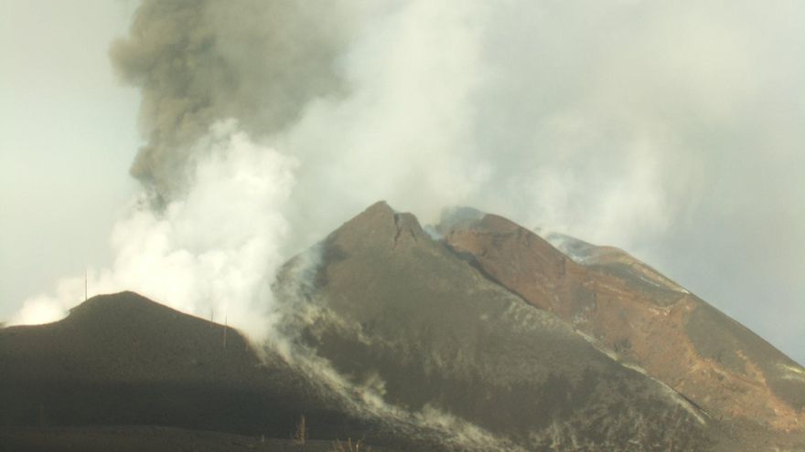 El peligro por la emanación de gases del volcán de La Palma subsiste a pesar de que la emisión de lava se reduce