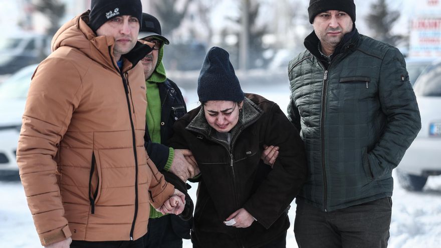 Trabajo sin descanso para llegar a las víctimas del terremoto en Turquía: “Todo el barrio se ha movilizado"