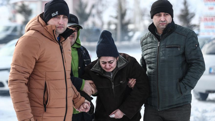 Familiares de víctimas frente a un edificio derrumbado durante las operaciones de búsqueda tras un fuerte terremoto en el distrito de Elbistan, al sureste de Turquía.