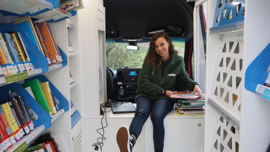 De ruta con el Bibliobús: "Hay gente que viene y te dice que la lectura le ha salvado la vida"