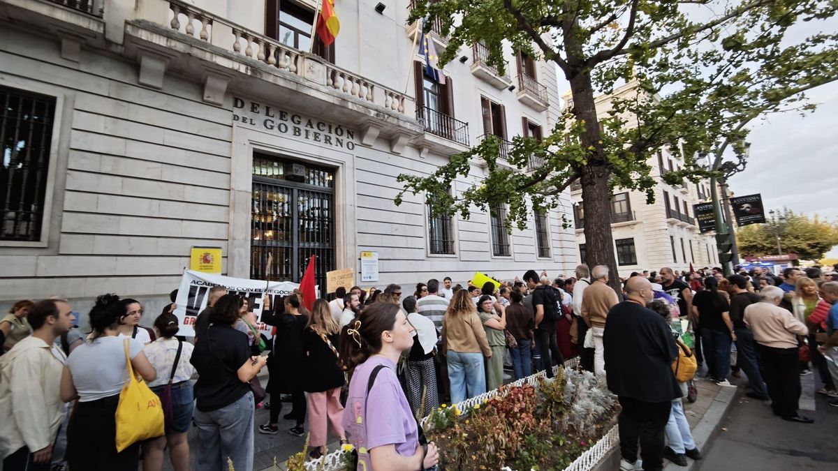 Parte de los concentrados frente a la Delegación del Gobierno de Santander.