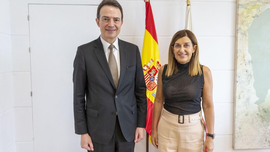 La Presidenta De Cantabria, María José Sáenz De Buruaga, Y El Consejero Delegado De Enagás, Arturo Gonzalo