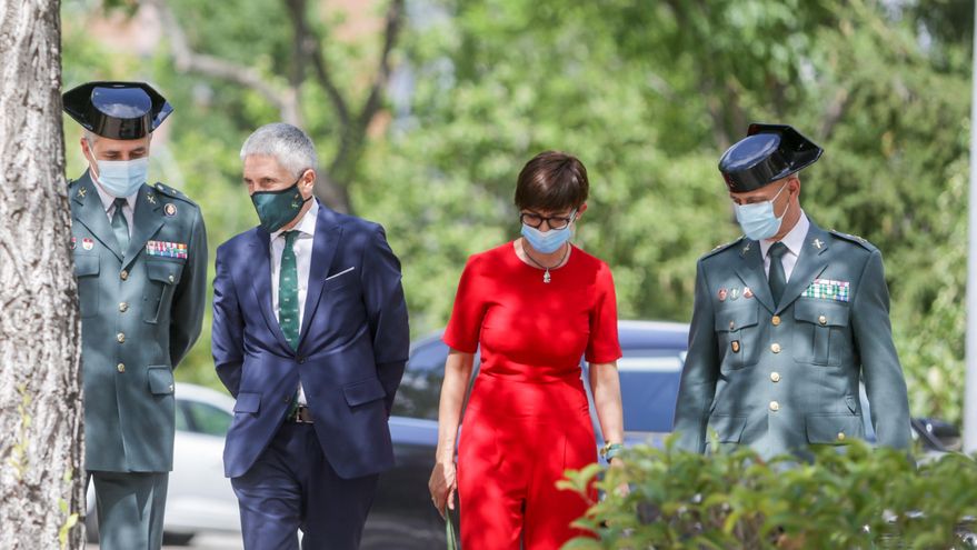 Archivo - El ministro del Interior, Fernando Grande-Marlaska (2i); y la directora general del Instituto Armado, María Gámez (3i).