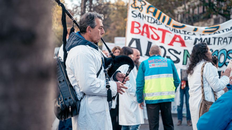 Un hombre toca una gaita durante una manifestación de médicos y pediatras desde la Consejería de Sanidad hasta la sede del Gobierno regional.