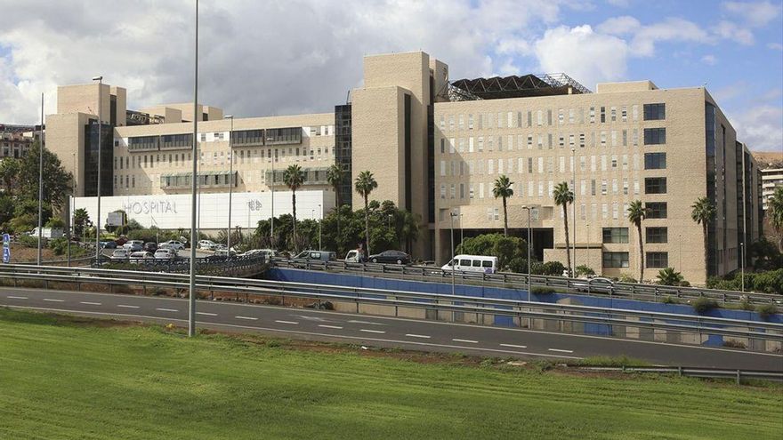 Detectado un brote de coronavirus con 12 afectados en una planta del Hospital Negrín