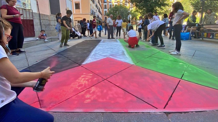 Una gran bandera de Palestina pintada por alumnos frente al colegio público del Dos de Mayo