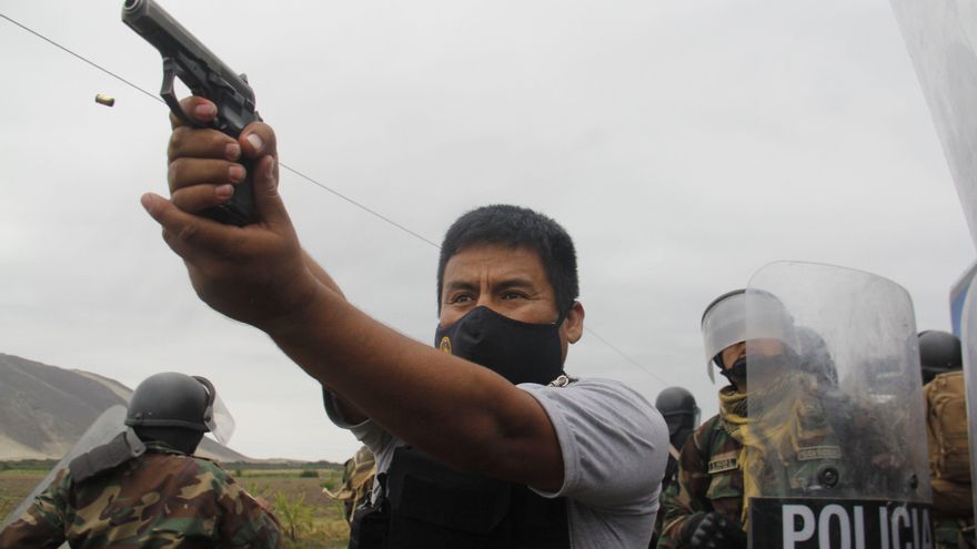 Gran premio de prensa de Perú para la foto que capta un asesinato de la Policía