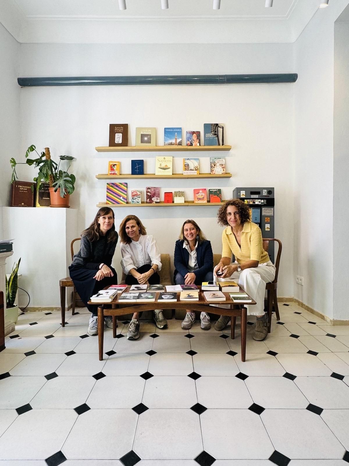Eva Alonso, Barbara Scarrone, Marcella Caccavale e Isabel García-Zarza, las renovadoras de la Librería Italiana en el número 47 de la calle Modesto Lafuente.