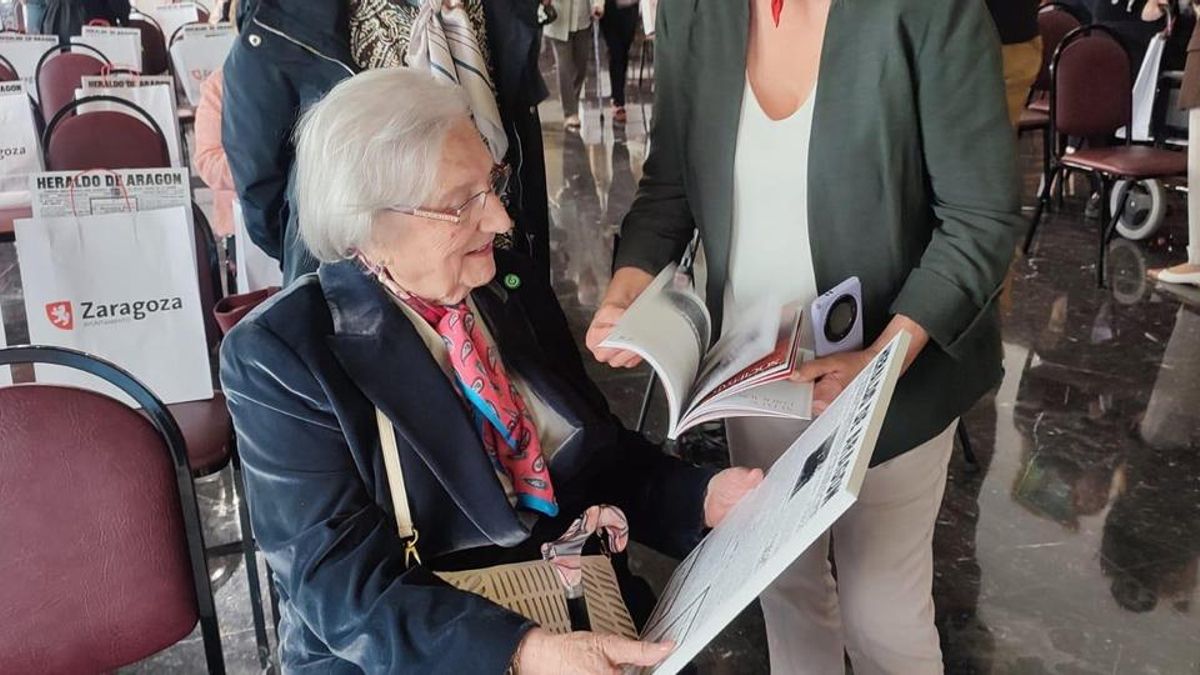 Los homenajeados han recibido un ejemplar de la portada del periódico del día que nacieron
