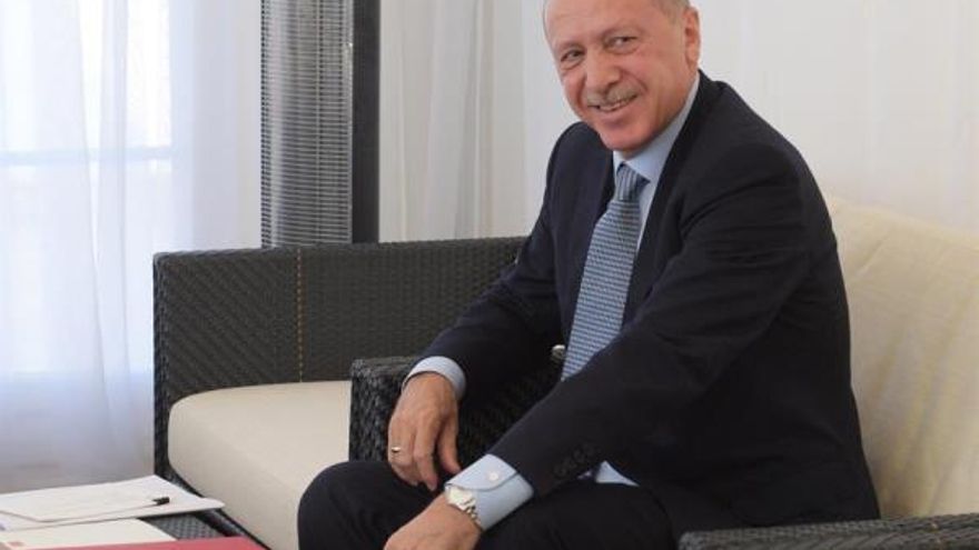 La lira turca se derrumba frente al euro y al dólar tras cambios en el Banco Central de Turquía