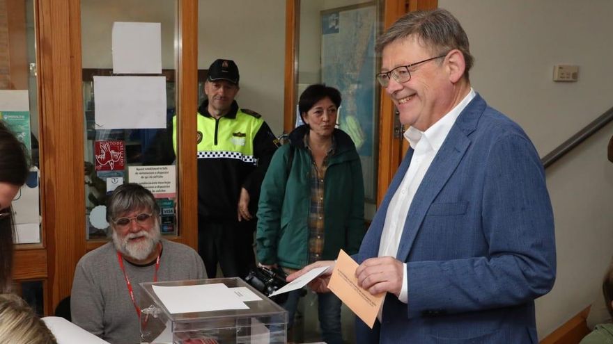 El president de la Generalitat y candidato socialista a la reelección, Ximo Puig, vota en Morella (Castellón)