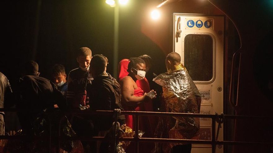 Llegada de los migrantes rescatados al puerto de Gran Tarajal (Fuerteventura). / FOTO: Carlos de Saá/EFE