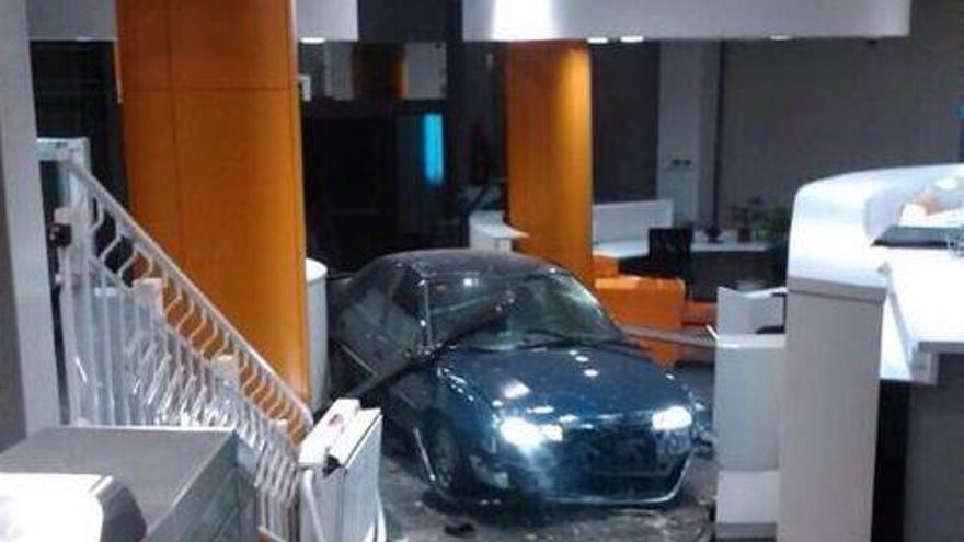 El coche que se estrelló contra la entrada de Génova, 13 en 2014.