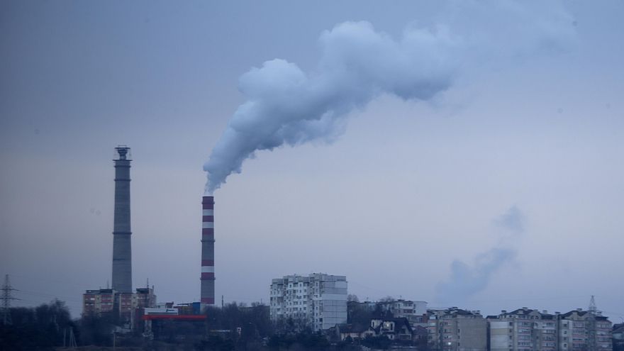 Chisinau (Moldova, Republic Of), 04/12/2021.- A power plant was pictured at sunrise in Chisinau, Moldova, 04 December 2021. After Moldova's gas crisis in October, on 29 November 2021, Gazprom and MoldovaGaz extended their old gas supply contract, but Moldova get a significant increase of price, set in the agreement to nearly 400 Euro for thousand cubic meters. From 01 November 2021, citizens pay 11.08 Lei RM for 1 cubic meter of gas (aprox 55 eurocents compared to 21 eurocents they have paid early), resulting in sudden price increases for thermal heat, electricity and all product categories. (Moldavia, Estados Unidos) EFE/EPA/DUMITRU DORU