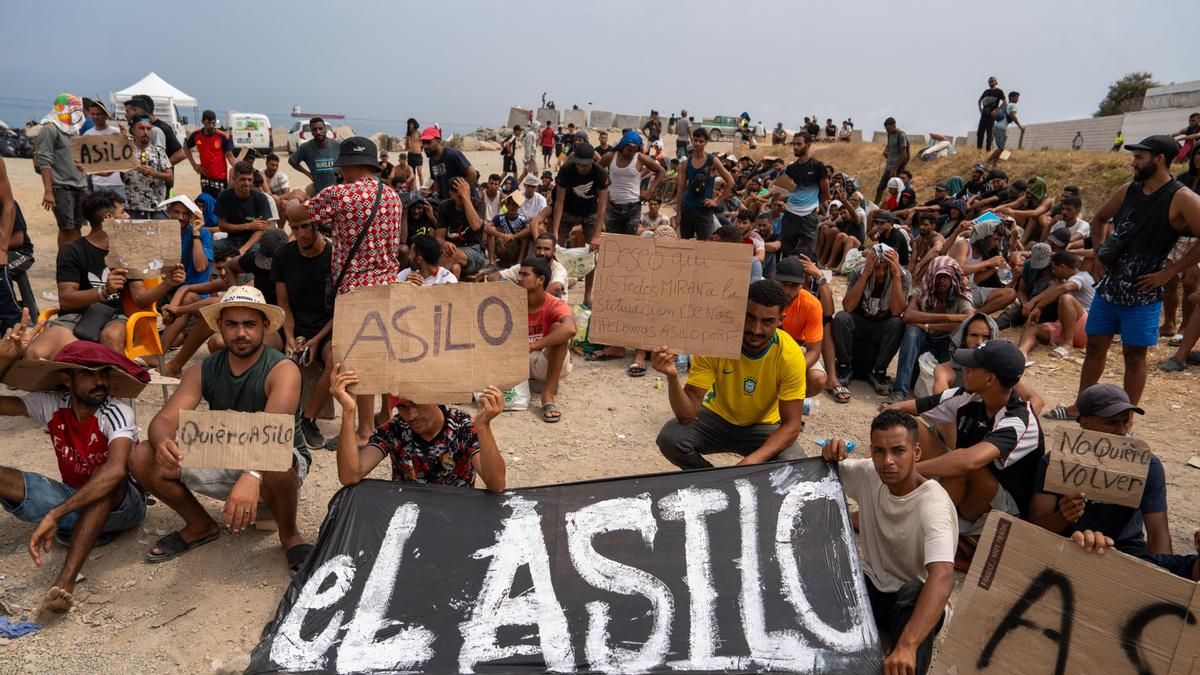 Unos 200 migrantes reclaman asilo en una protesta en el asentamiento del Trampolín en Ceuta