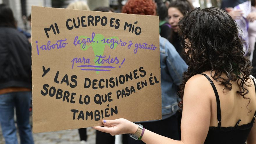 Cientos de postales de más de 40 colectivos piden a Page garantizar el acceso al aborto en la sanidad pública