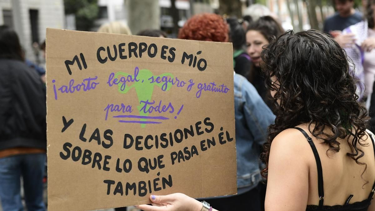 Foto de archivo de una concentración celebrada en Madrid, el pasado mes de septiembre, bajo el lema 'Aborto libre para todas' frente al ministerio de Sanidad. EFE/ Víctor Lerena