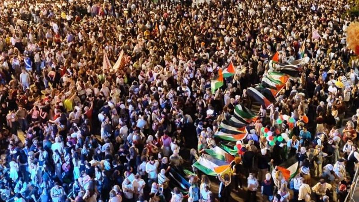 Banderas palestinas durante el pregón de Zaragoza 2025