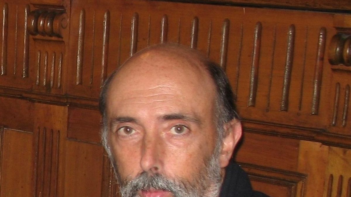 El profesor de la UPV/EHU Francisco Etxeberria recibe el Premio '9M por las personas desaparecidas'