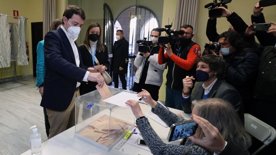 El candidato del PP a la Presidencia de la Junta de Castilla y León, Alfonso Fernández Mañueco, ejerce su derecho al voto en la antigua sede de la Delegación Territorial de la Junta de Castilla y León en Salamanca