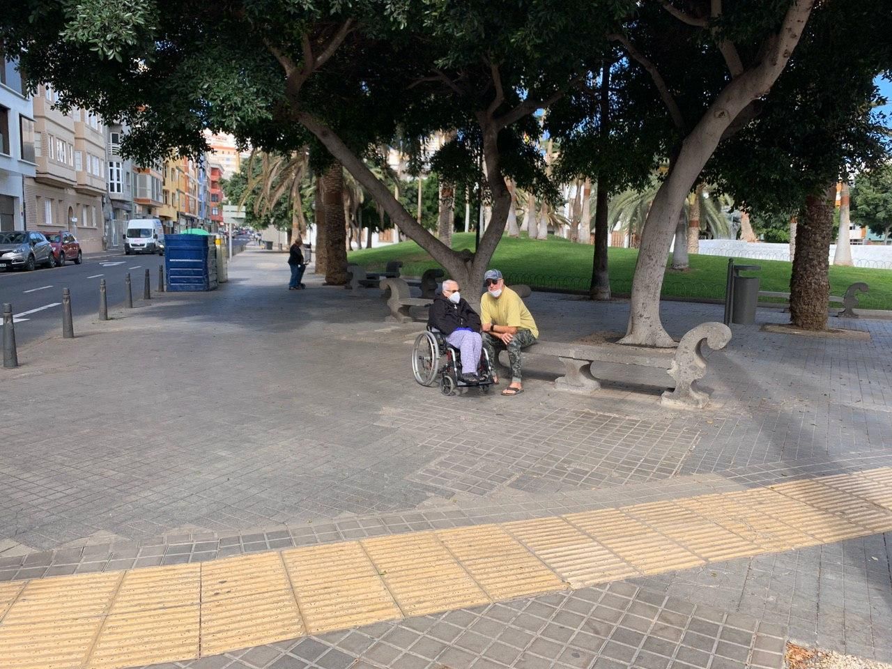 Los mayores salen a la calle en el primer día de alivio del confinamiento en Las Palmas de Gran Canaria.
