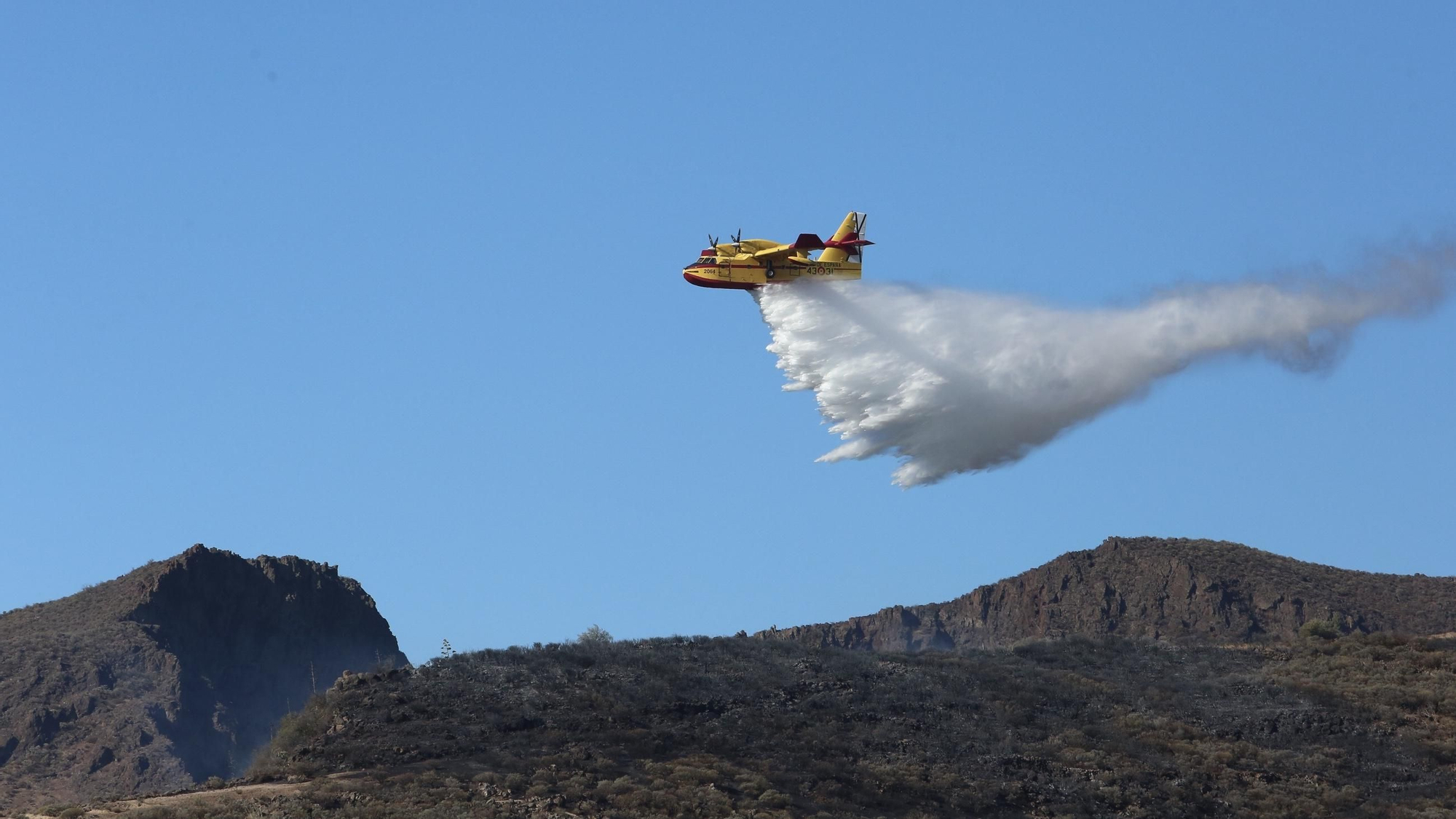 El hidroavión actúa sobre el incendio de Telde.