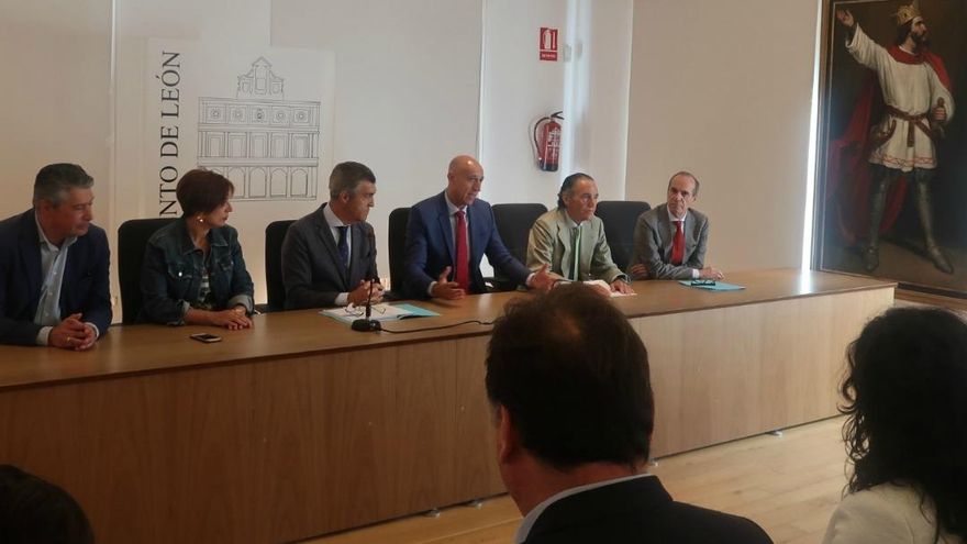Momento de la reunión del alcalde con la directiva de la Fele.