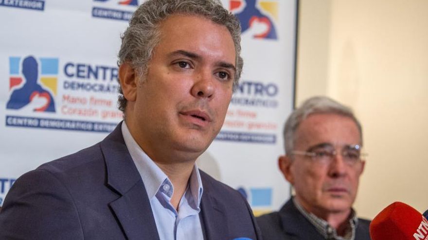 En la imagen, el presidente de Colombia, Iván Duque (i), junto al expresidente y senador colombiano Álvaro Uribe Vélez (d).
