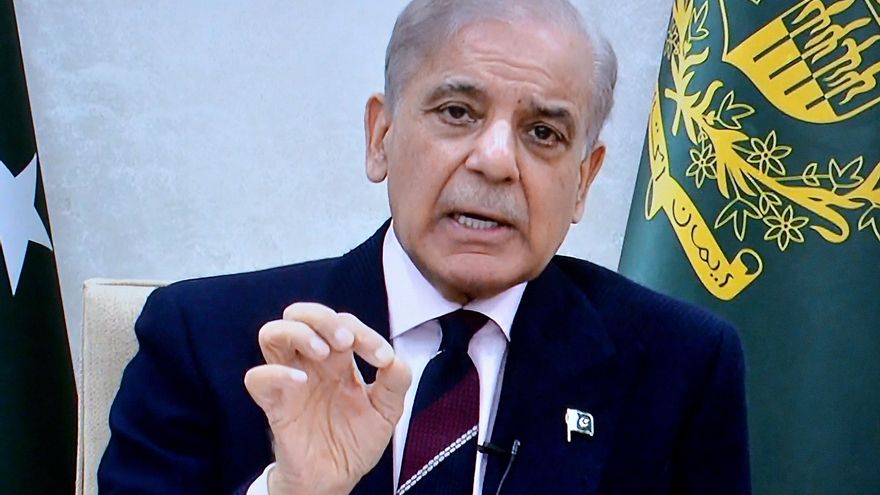 Fotografía de archivo del primer ministro de Pakistán, Shehbaz Sharif, durante una alocución, en Peshawar (Pakistán) EFE/Bilawal Arbab