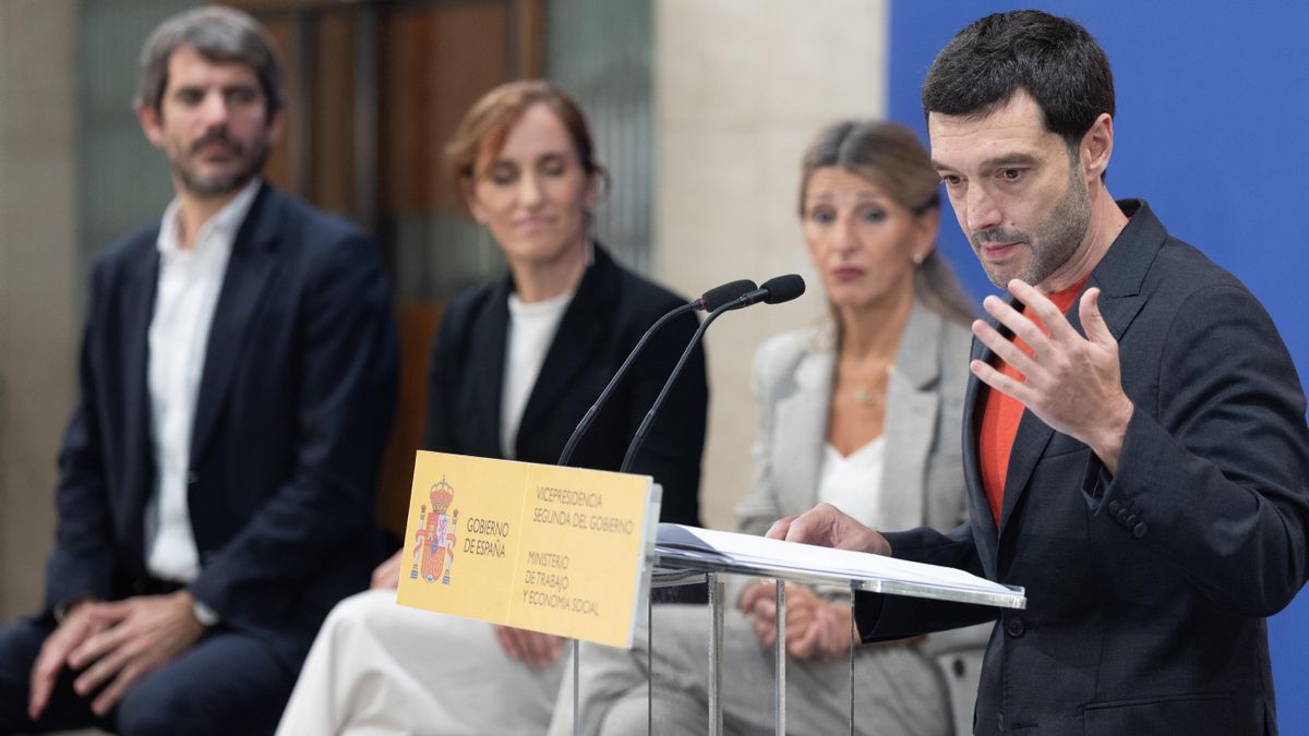 El ministro de Derechos Social, Pablo Bustinduy, con Ernest Urtasun, Mónica García y Yolanda Díaz al fondo