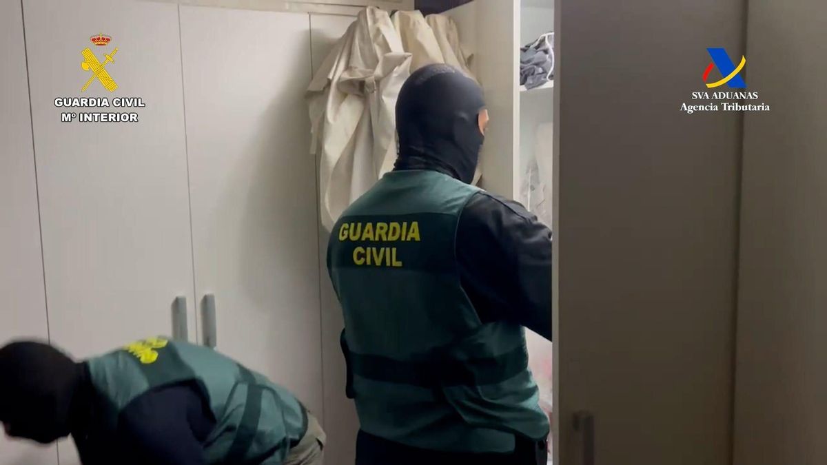 Agentes de la Guardia Civil, durante uno de los registros.