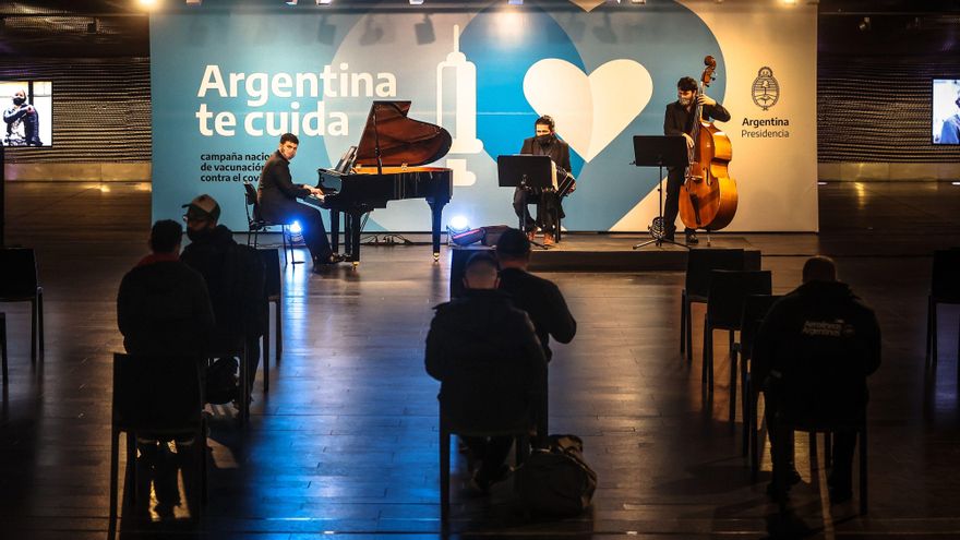 Dosis de tango y vacunas en Buenos Aires para combatir la covid-19