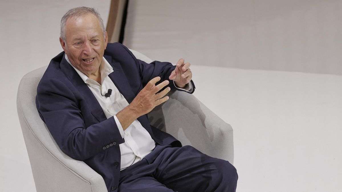 Larry Summers, secretario del Tesoro de EEUU con Bill Clinton, intercambió varios correos personales con Jeffrey Epstein. En la foto, en un acto en España en 2023.