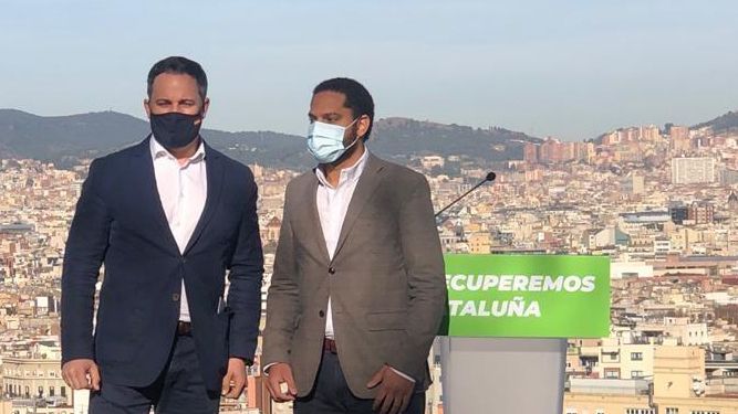 El presidente de Vox, Santiago Abascal, junto al diputado de Vox en el Congreso, Ignacio Garriga, en el acto de presentación del lema y programa del partido para la campaña del 14F