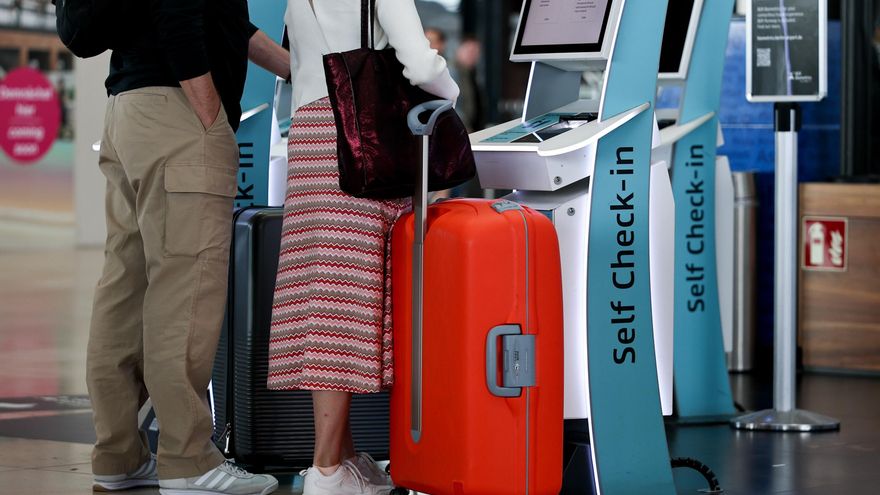 El equipaje de mano encarece el billete de avión en 56 euros en aerolíneas low cost